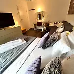 Flh Liberty - 2 Queen Beds, Balcony & Free Parking 康斯坦察