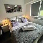 Flh Liberty - 2 Queen Beds, Balcony & Free Parking 公寓