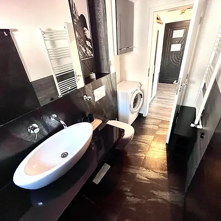 Flh Liberty - 2 Queen Beds, Balcony & Free Parking Apartment *