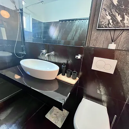 Apartment Flh Liberty - 2 Queen Beds, Balcony & Free Parking