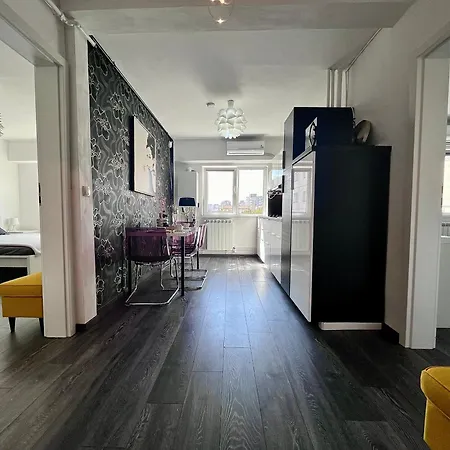 Flh - Liberty With Balcony & Free Parking Apartment *