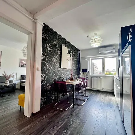 Flh - Liberty With Balcony & Free Parking Apartment *