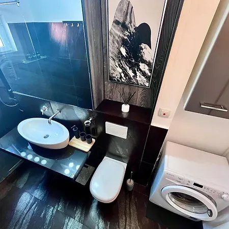 Апартаменты Flh Liberty - 2 Queen Beds, Balcony & Free Parking *