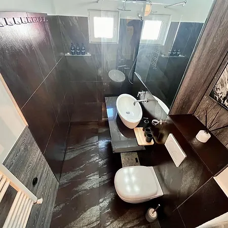 Flh - Liberty With Balcony & Free Parking Apartment *